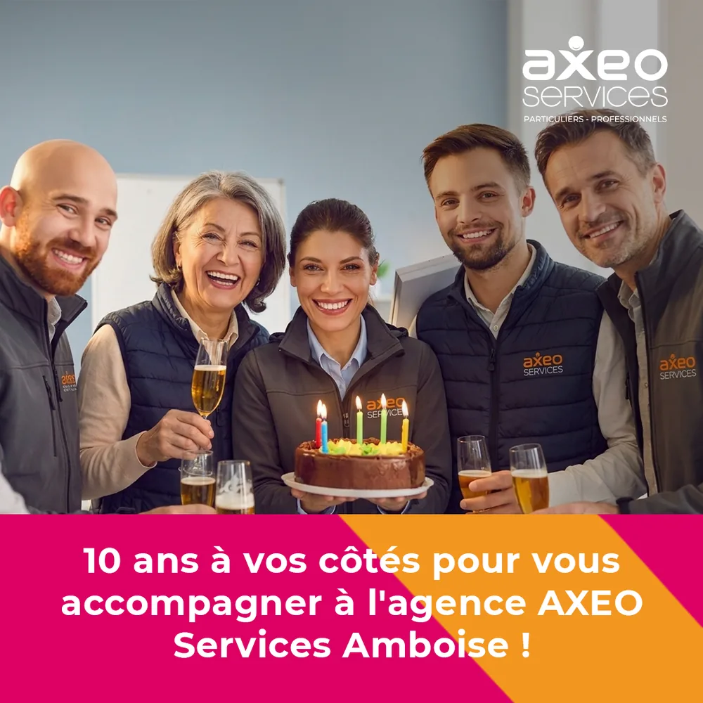 L'équipe de l'agence AXEO Services Amboise réunie autour d'un gâteau pour les 10 ans de l'agence